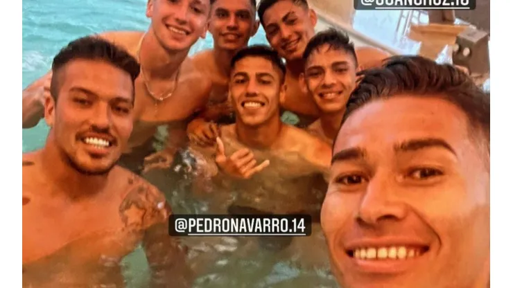 Los jugadores albos se tomaron un minuto de descanso en su ardua pretemporada y se fueron directo a la piscina para relajarse.