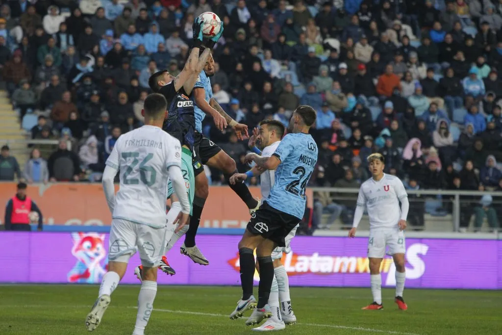 Fabricio Formiliano mira cómo Gabriel Castellón lucha un balón aéreo con Esteban Moreira. (Jorge Loyola/Photosport).