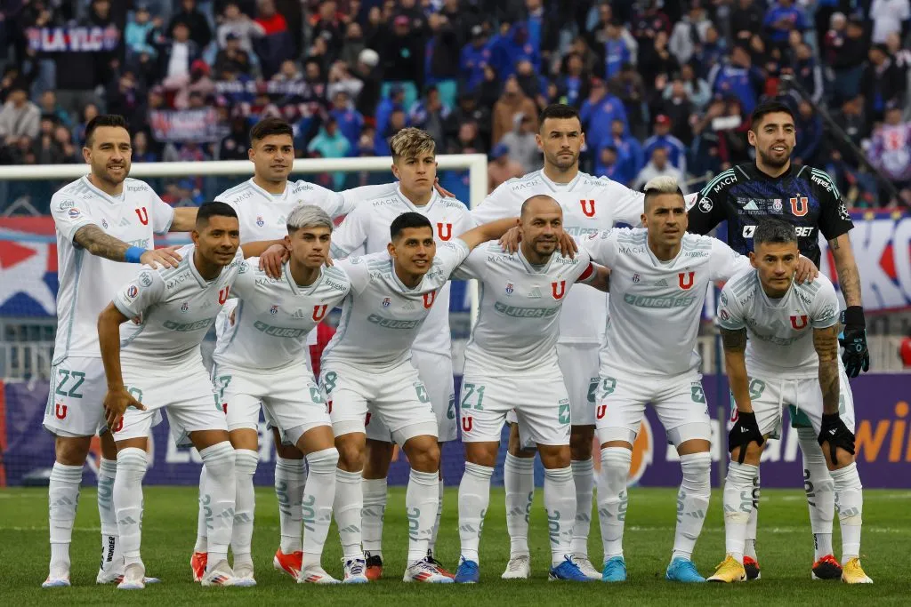 Fabricio Formiliano aparece en la oncena de la U de Chile entre Gabriel Castellón y Marcelo Morales. (Andres Pina/Photosport).