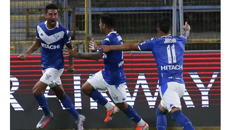 Lucero celebra en San Carlos de Apoquindo el gol ante la UC