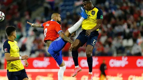Arturo Vidal golpeó sin querer a un jugador de Ecuador y su presencia en la Roja es un misterio