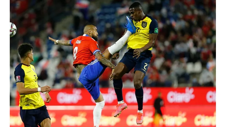 Arturo Vidal golpeó sin querer a un jugador de Ecuador y su presencia en la Roja es un misterio