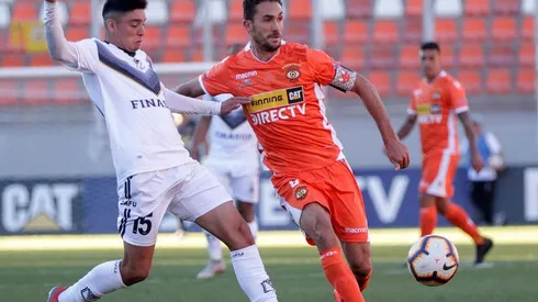 Lucas Simón es chileno y espera por un llamado para volver al país