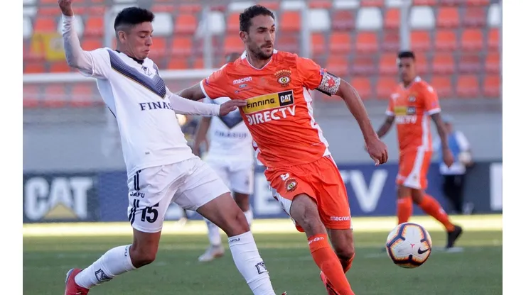 Lucas Simón es chileno y espera por un llamado para volver al país
