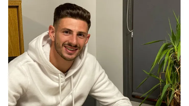 Lucas Di Yorio firmó su contrato con Everton