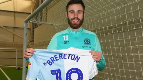 Ben Brereton hace dos años, firmando su contrato definitivo con el Blackburn Rovers