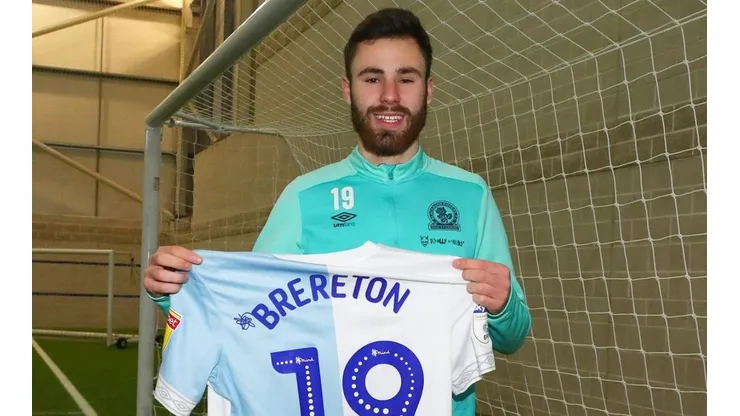 Ben Brereton hace dos años, firmando su contrato definitivo con el Blackburn Rovers