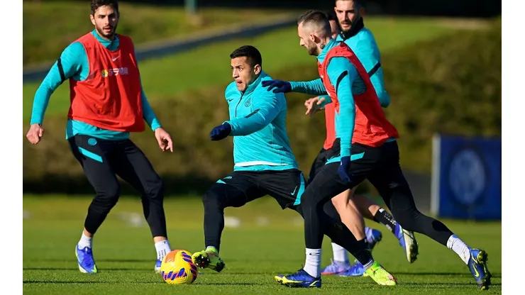 Danilo D'Ambrosio sigue a Alexis Sánchez en un entrenamiento del Inter de Milán para un nuevo desafío por la liga italiana