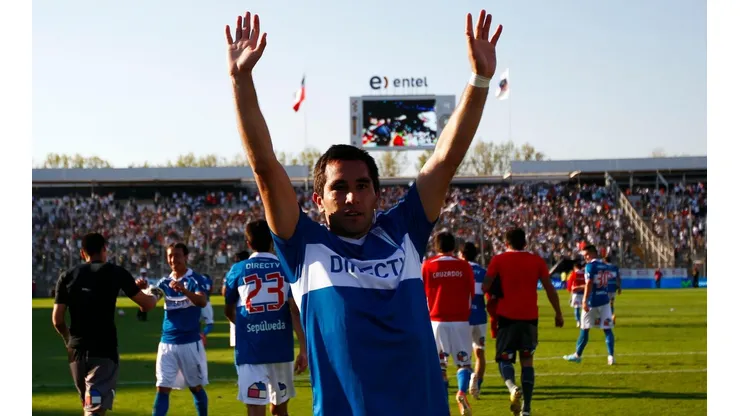 Meneses en el Monumental ante Colo Colo jugando por la UC.