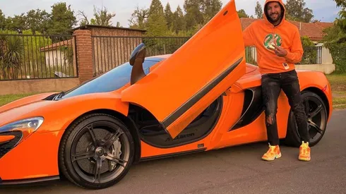 Mauricio Isla luce un flamante deportivo McLaren de color naranjo -que hace juego con su polerón y sus zapatos- desde diciembre de 2021