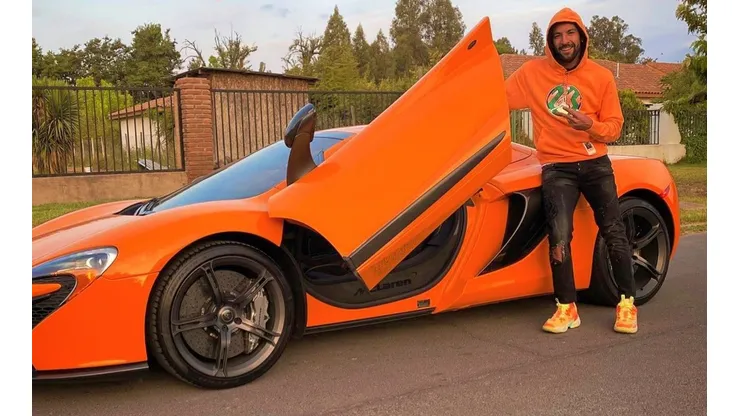 Mauricio Isla luce un flamante deportivo McLaren de color naranjo -que hace juego con su polerón y sus zapatos- desde diciembre de 2021
