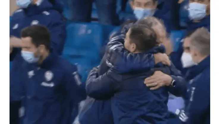 Marcelo Bielsa se fundió en un emotivo abrazo con uno de sus asistentes.