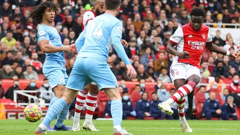 Saka empalma de zurda para anotar el primer gol del 2022