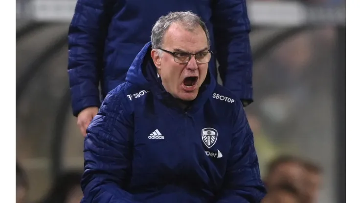 El Loco Bielsa tambalea en la banca del Leeds United