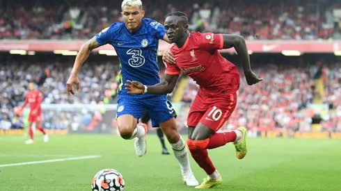 Chelsea y Liverpool buscan seguir a la caza del Manchester City.