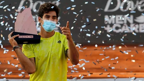 Cristian Garin posando con el trofeo del Chile Open