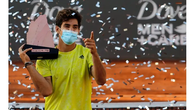 Cristian Garin posando con el trofeo del Chile Open