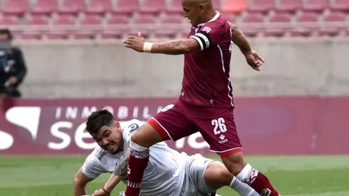 Humberto "Chupete" Suazo en su regreso a Chile evitó hablar sobre su futuro y pidió respeto por si decisión.