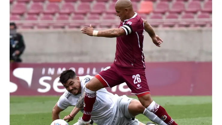 Humberto "Chupete" Suazo en su regreso a Chile evitó hablar sobre su futuro y pidió respeto por si decisión.