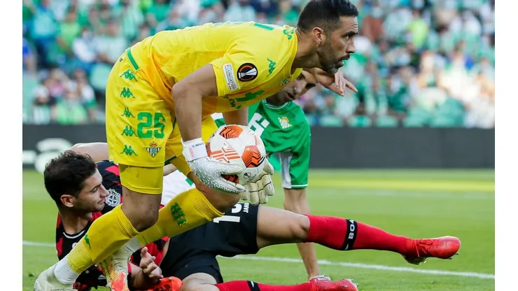 El portero chileno recibió el respaldo de los hinchas para seguir defendiendo la camiseta del Betis.