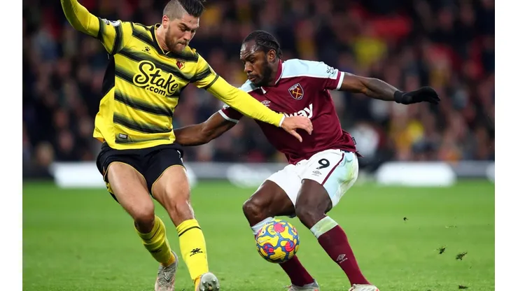 El espigado central chileno volvió a jugar 90 minutos pero no pudo ayudar a su equipo a evitar la goleada por 4-1 que les propinó el West Ham United.