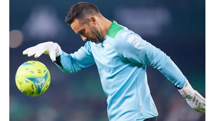 Claudio Bravo está en cuarentena, según informó su esposa, Carla Pardo.