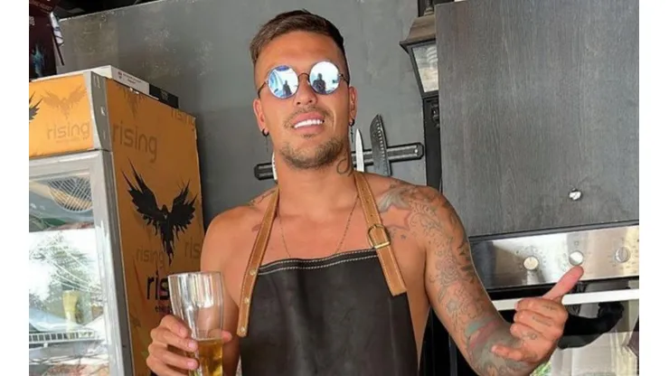 Javier Parraguez disfruta sus vacaciones junto a una parrilla