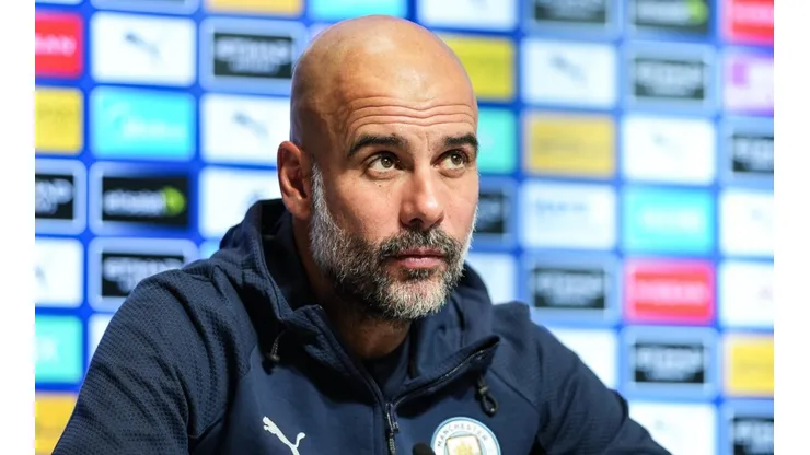 Pep Guardiola, el entrenador del Manchester City advierte que el uso de mascarilla y el desinfectante de mano son la clave para que siga el fútbol en Inglaterra.