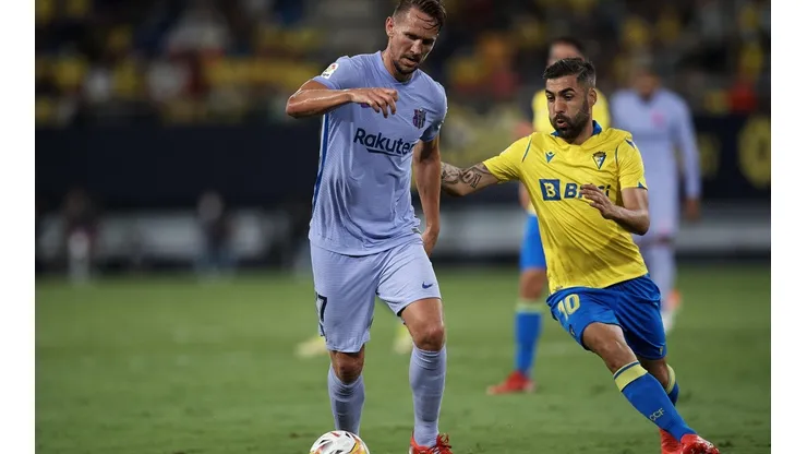 El atacante de 31 años tiene la opción de dejar Barcelona para irse a Cádiz con el chileno Tomás Alarcón, y aunque los clubes tienen todo arreglado el jugador aún no se decide.
