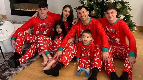El Pitbull posó junto a su familia vestidos con un atuendo navideño esperando la Navidad al lado del arbolito donde el Viejito Pascuero dejará los regalos.