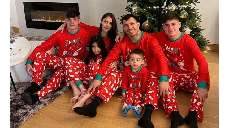 El Pitbull posó junto a su familia vestidos con un atuendo navideño esperando la Navidad al lado del arbolito donde el Viejito Pascuero dejará los regalos.