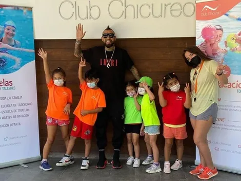 Arturo Vidal la rompe con vista navideña a niños de Chicureo