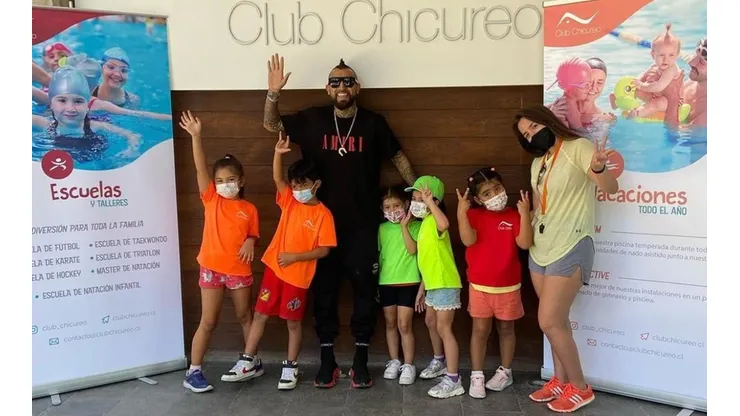 El King celebró Navidad anticipada con pequeños fanáticos.