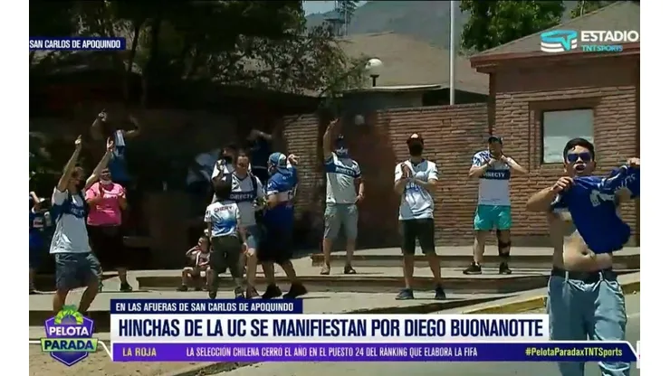 Un grupo de hinchas de Universidad Católica protestó fuera de San Carlos de Apoquindo