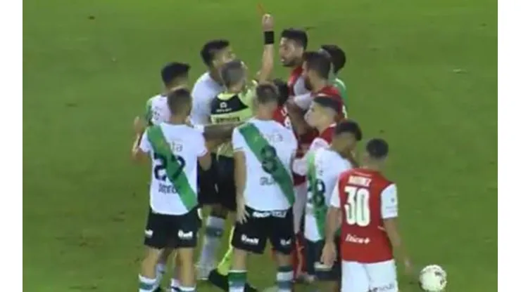 Insaurralde fue expulsado y se descargó ahorcando al árbitro