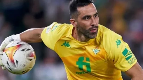 El arquero chileno se encuentra en conversaciones con la directiva del Betis para renovar su contrato y tienen diferencias con respecto al tiempo.