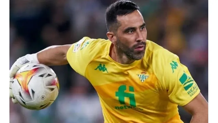 El arquero chileno se encuentra en conversaciones con la directiva del Betis para renovar su contrato y tienen diferencias con respecto al tiempo.