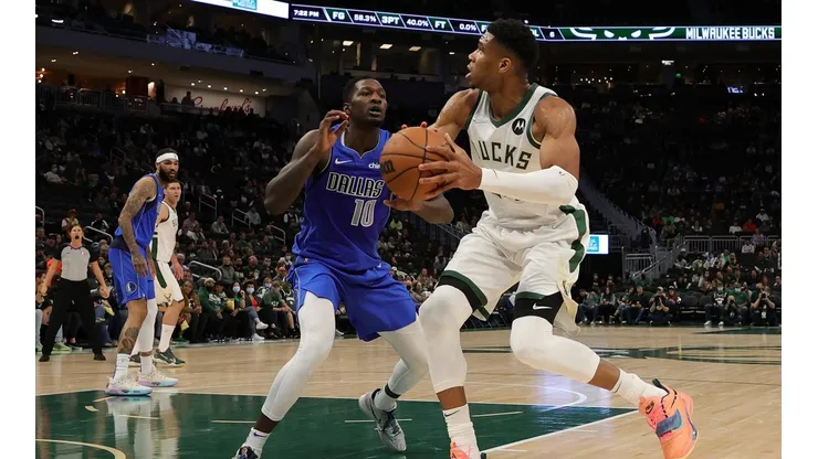Los actuales campeones de la NBA, Milwaukee Bucks, se enfrentan a Dallas Mavericks.