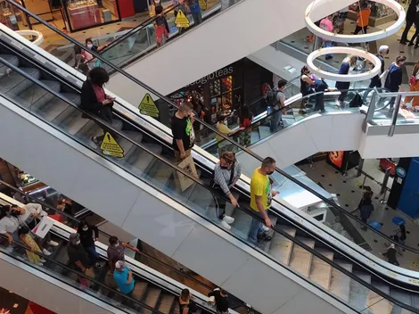 ¿A qué hora cierra el comercio hoy jueves?