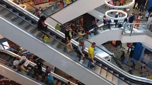 ¿A qué hora cierra el comercio hoy jueves?