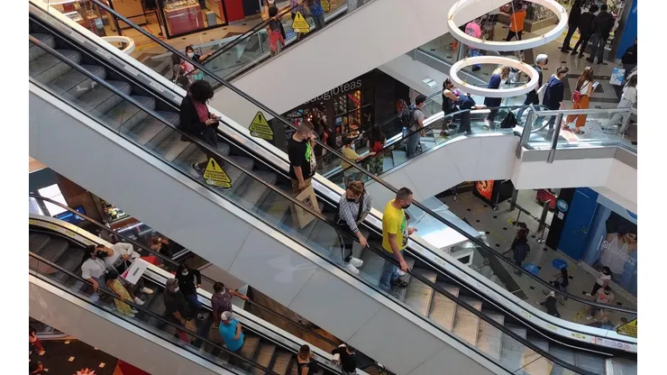 ¿A qué hora cierra el comercio hoy jueves?