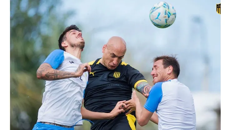 Ariel Nahuelpán mide 1,87 m y pesa 97 kilos, un tanque que suma 120 goles en su carrera