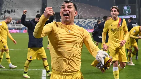 El central chileno destacó entre sus compañeros en el triunfo por 3-0 del Bologna sobre Sassuolo y la prensa italiana lo llenó de aplausos.