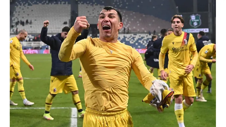 El central chileno destacó entre sus compañeros en el triunfo por 3-0 del Bologna sobre Sassuolo y la prensa italiana lo llenó de aplausos.