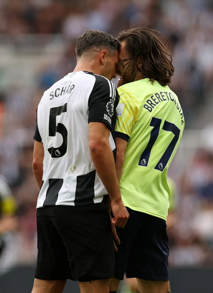Una imagen del encontrón que tuvo Brereton con Fabian Schär. (Ian MacNicol/Getty Images).