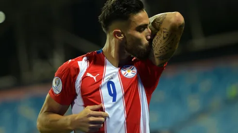 Ávalos celebrando en la selección paraguaya