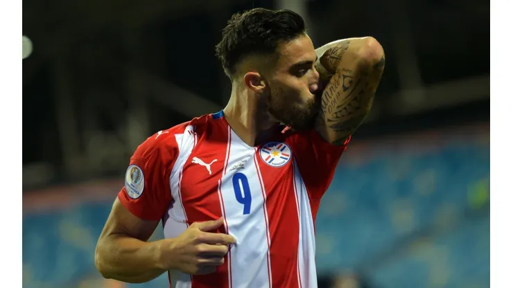 Ávalos celebrando en la selección paraguaya