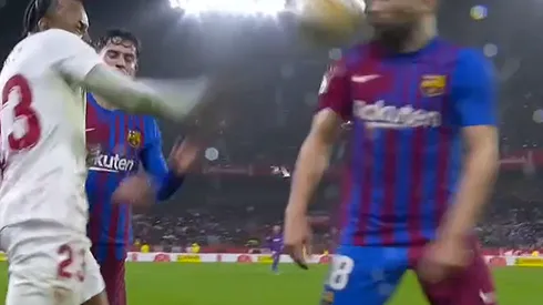 El pelotazo de Jules Koundé a la cara de Jordi Alba que le valió la tonta expulsión.
