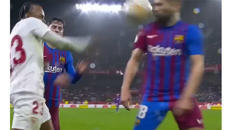 El pelotazo de Jules Koundé a la cara de Jordi Alba que le valió la tonta expulsión.