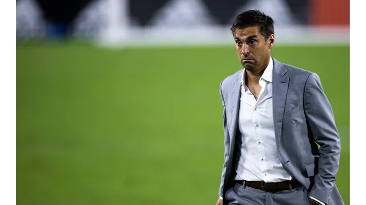 El técnico uruguayo tendrá que pasar algunos días haciendo cuarentena antes de aterrizar en Montevideo para empezar a dirigir a la Celeste.